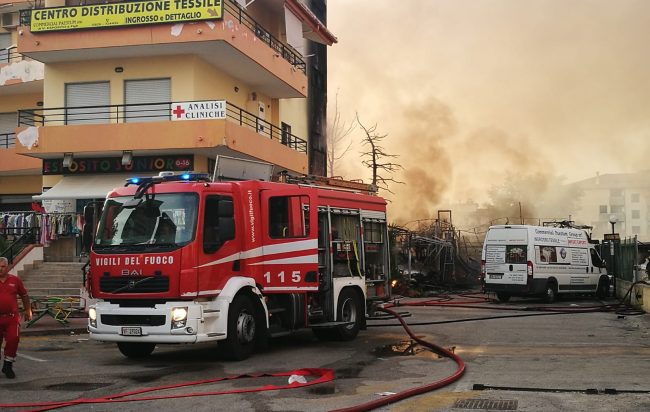 Rogo in un deposito, pomeriggio di terrore a Capaccio Paestum