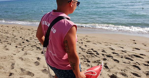 Non si può annegare, il bagnino non può fare respirazione bocca a bocca