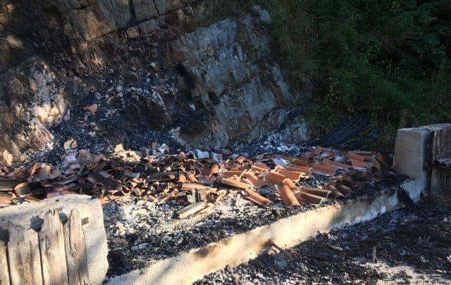Atto intimidatorio a Sanza, in fiamme l’info point del Comune