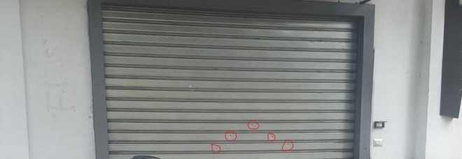 Raid nella notte a Scafati, colpi di pistola contro il negozio di un parrucchiere