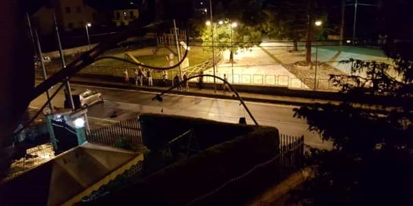 Paura a Giffoni Sei Casali, auto si schianta contro un semaforo