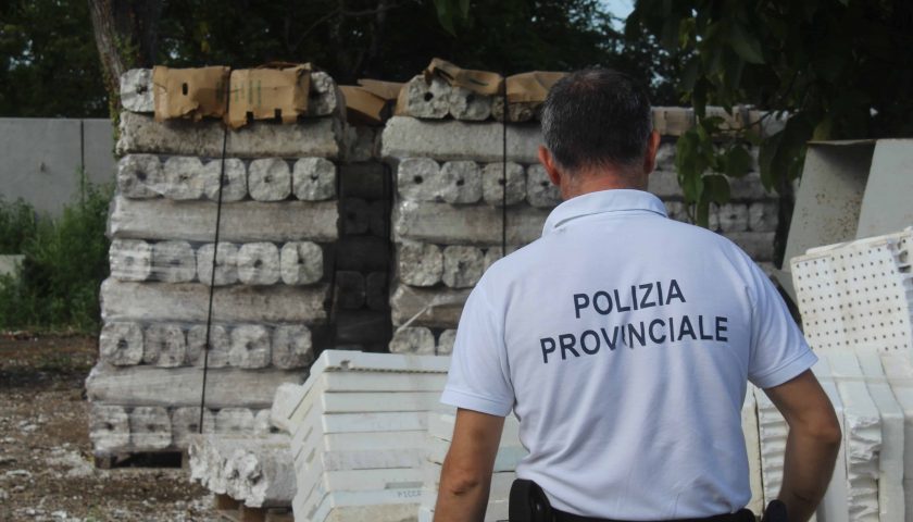 Sversamento illegale di rifiuti, sequestrata fabbrica a Sarno