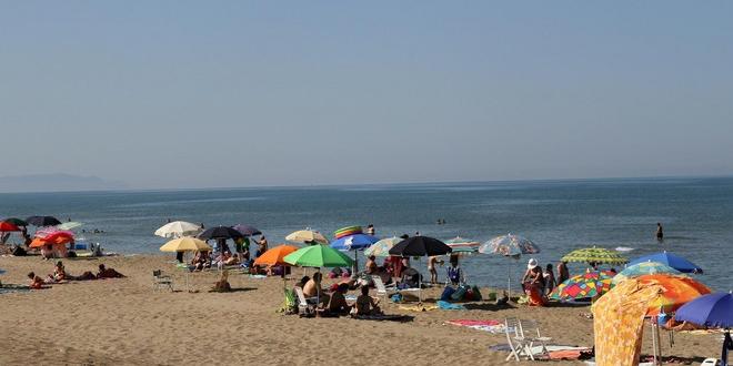 Spiaggia libera comoda e sicura a salerno, installazione degli ombrelloni ad opera del Comune