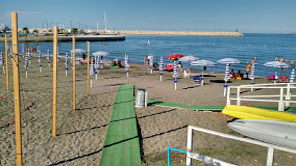 Anziana colta da infarto al lido dei Finanziari