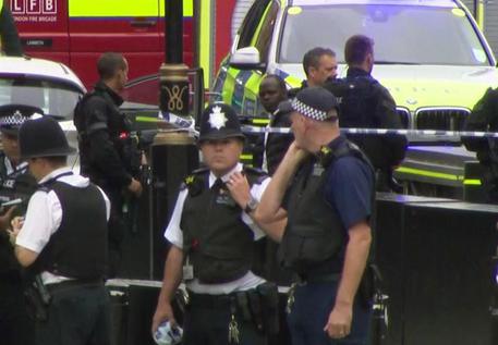 Auto contro la sede del parlamento a Londra, pedoni feriti