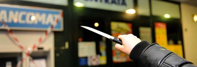 La ex moglie sta con un altro, lui si vendica rapinandolo
