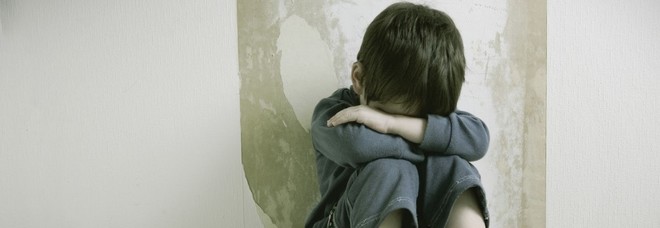 Umiliato a 8 anni dal patrigno per il colore della pelle