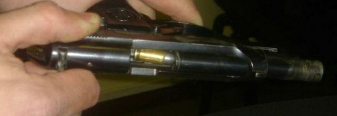 Minaccia il suo titolare con la pistola e si fa pagare lo stipendio