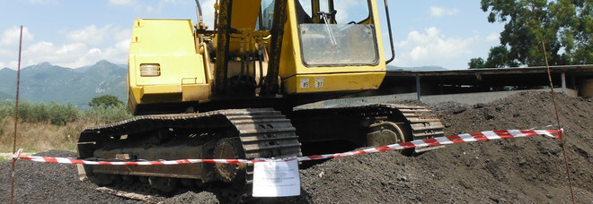 Campagna: asfalto smaltito nei campi, sequestrato cantiere