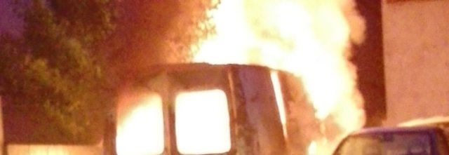 Fiamme distruggono un furgone di una officina già sotto sequestro