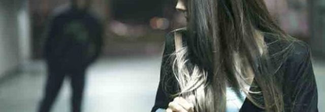 Lasciava il figlio dai genitori per pedinare la ex: a processo per stalking