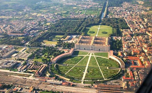 Guida Feltrinelli: “Non fermatevi tra Napoli e Caserta”. Sindaci infuriati