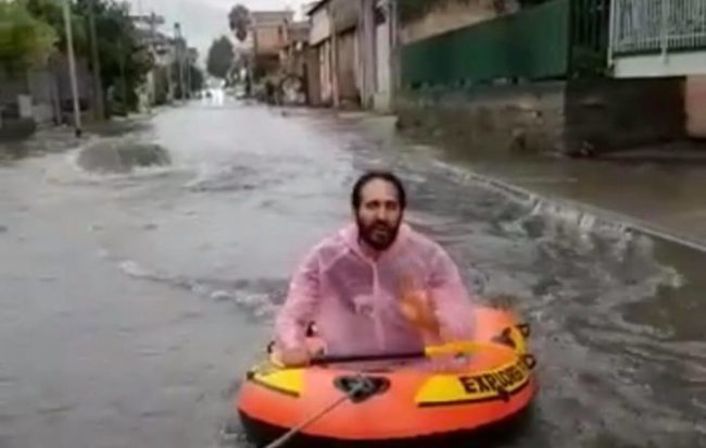 “Le strade sono allagate? Allora si prende il canotto!”, il video diventa virale