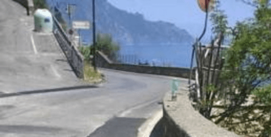 Cadono piante da parete rocciosa, chiuso tratto della statale 163 Amalfitana