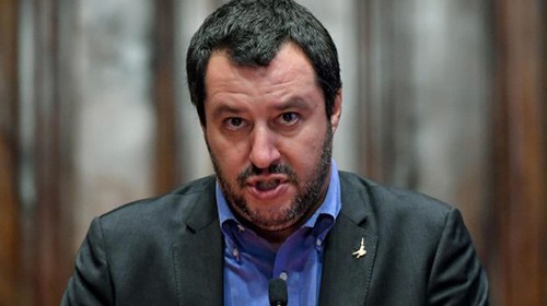 Molestie di un extracomunitario, dopo il post su Facebook Salvini chiama il questore di Salerno