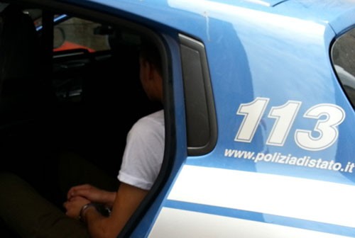 Intimidazioni ed estorsioni, la Polizia identifica 12 giovani