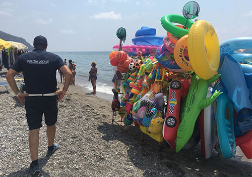 Camerota: blitz dei vigili contro gli ambulanti in spiaggia