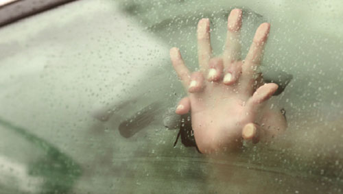 Battipaglia, coppia appartata in auto viene derubata da quattro stranieri