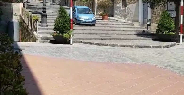 Agropoli, percorre gli scaloni del castello in auto: multato dai vigili urbani