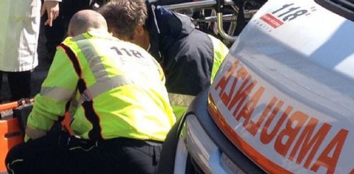 Salerno, incidente sul lavoro per un operaio: in ospedale con ferite alla testa