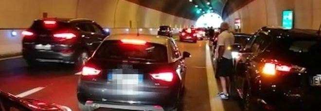 Forte grandinata sull’autostrada, gli automobilisti si rifugiano in galleria