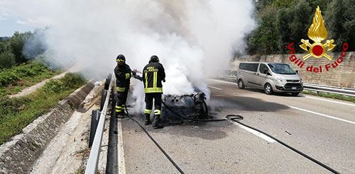 Porsche in Fiamme sull’A2, intervengono i vigili del fuoco