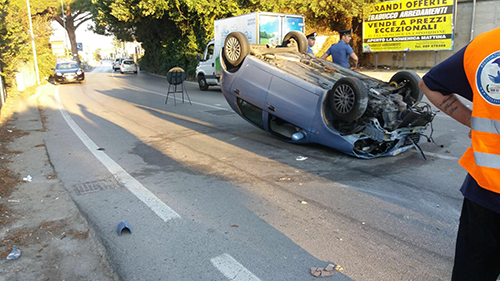 Salerno: auto si ribalta, un ferito in via San Leonardo