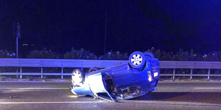Auto si ribalta sull’autostrada Salerno – Reggio Calabria, due persone ferite