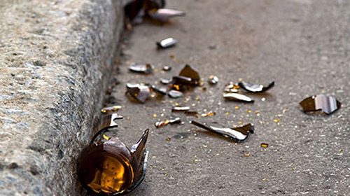 Salerno: bottiglie lanciate tra la folla, ferito un passante