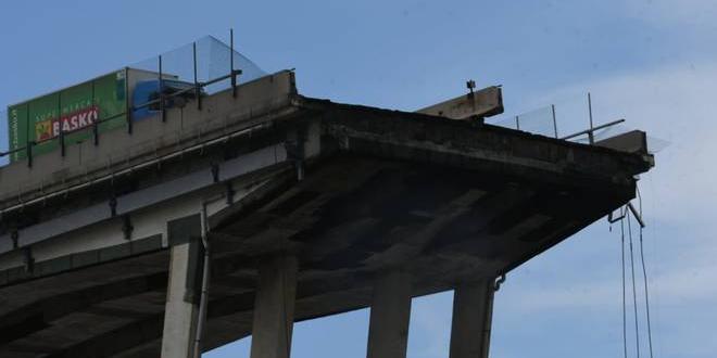 Camion in bilico sul ponte di Genova, parla l’autista di Salerno: “così mi sono salvato”