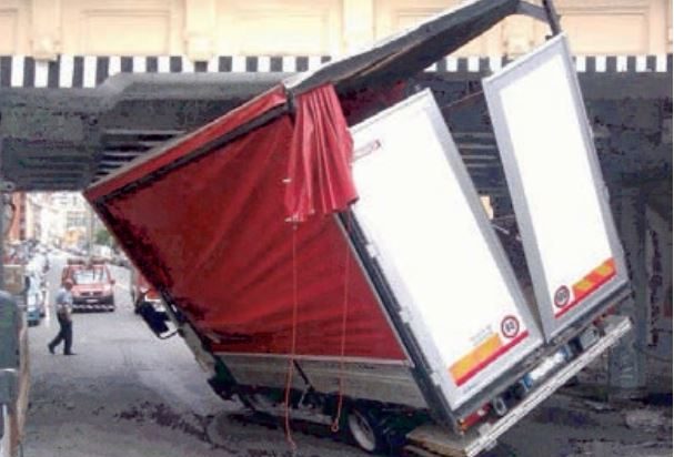 Camion incastrato sotto il viadotto di Cappella a Scafati