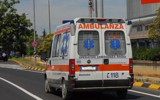 Operatori del 118 aggrediti e picchiati a Pagani dai familiari di un paziente