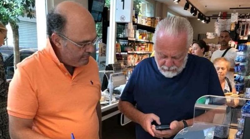 De Laurentiis in vacanza a Salerno: a Torrione per fare la spesa