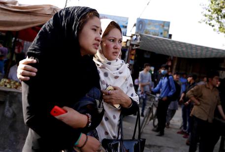 Kamikaze in una scuola a Kabul, uccisi 48 studenti