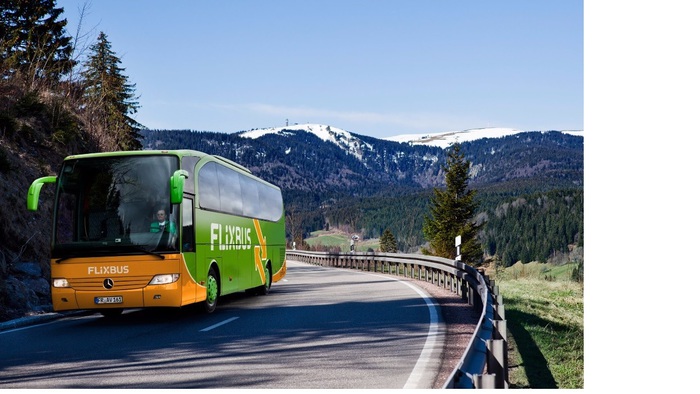 Pullman Flixbus si capovolge, 16 feriti