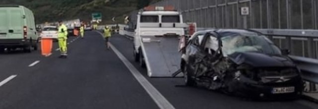 Contromano sulla A2 del Mediterraneo e provoca un incidente: 6 feriti