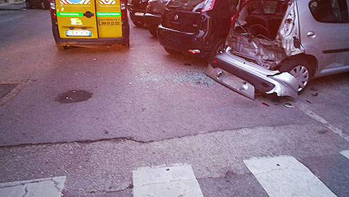 Incidente stradale sul lungomare Colombo, perde il controllo dell’auto e si schianta contro auto in sosta