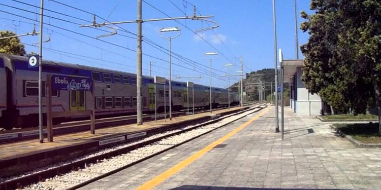 Il treno arriva ma non fa salire i viaggiatori: caos a Eboli