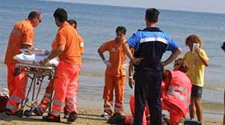 Si tuffa in mare con la mascherina e rischia di annegare: 70enne in Rianimazione