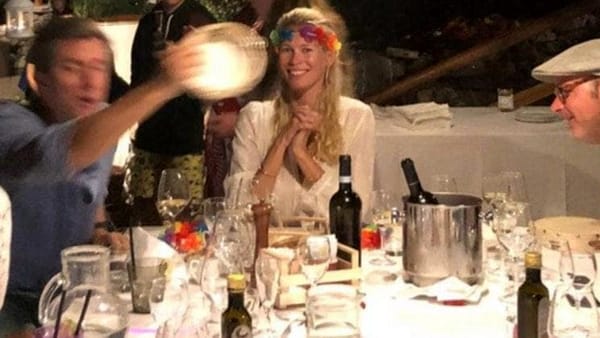 Cilento da vip, Claudia Schiffer festeggia il compleanno a Palinuro