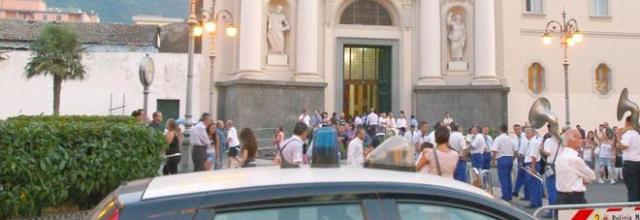 La madre si lancia dal balcone, la figlia morta a letto: giallo a Pagani