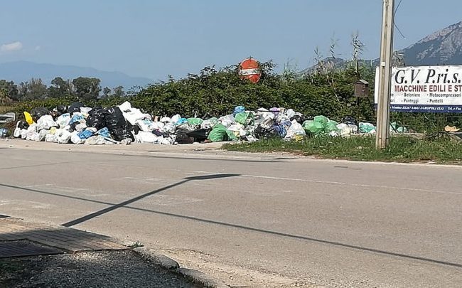 Discarica di rifiuti sulla litoranea, tra Capaccio e Agropoli