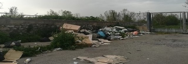 Getta rifiuti vicino al comando dei vigili urbani: maxi multa