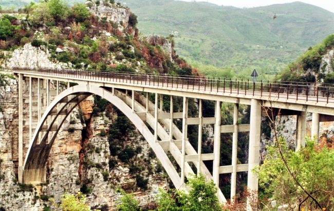 Sacco, ponte chiuso per frana ma tutti lo utilizzano