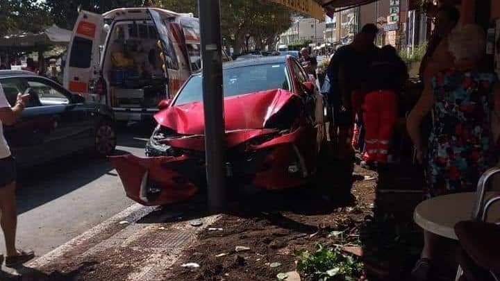 Perde il controllo dell’auto e travolge i tavolini all’esterno di un bar, tragedia sfiorata a Sapri
