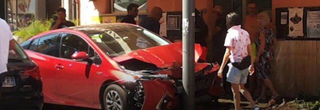 Tragedia sfiorata a Sapri, auto si schianta contro un palo della luce vicino a due bar