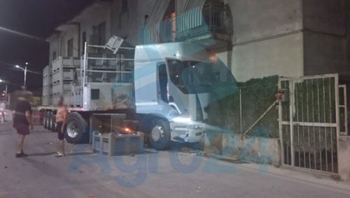 Tir finisce contro abitazione, tragedia sfiorata ad Angri