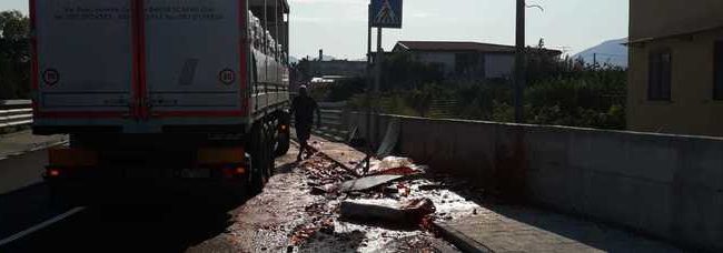 Carico sistemato male, camion rovescia quintali di pomodori in strada