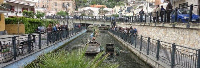 Non vuole pagare la birra al market e fugge lanciandosi nel fiume Sarno