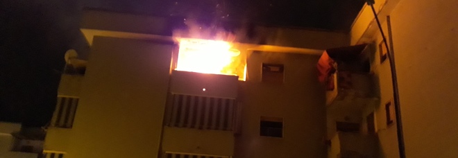 Pagani: abitazione avvolta dalle fiamme nella notte, vigili del fuoco salvano 5 persone